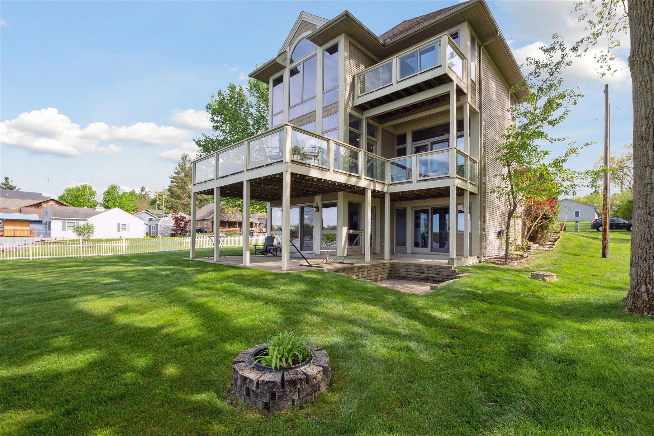 2490 Lakeview Drive