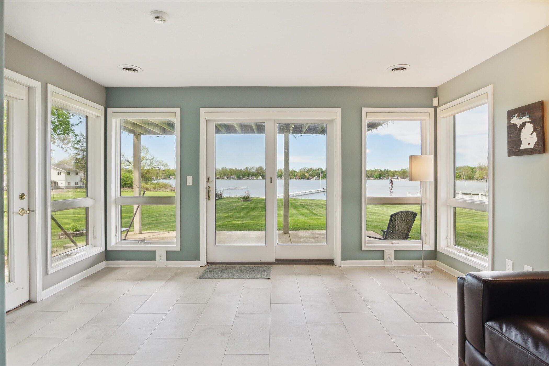 2490 Lakeview Drive