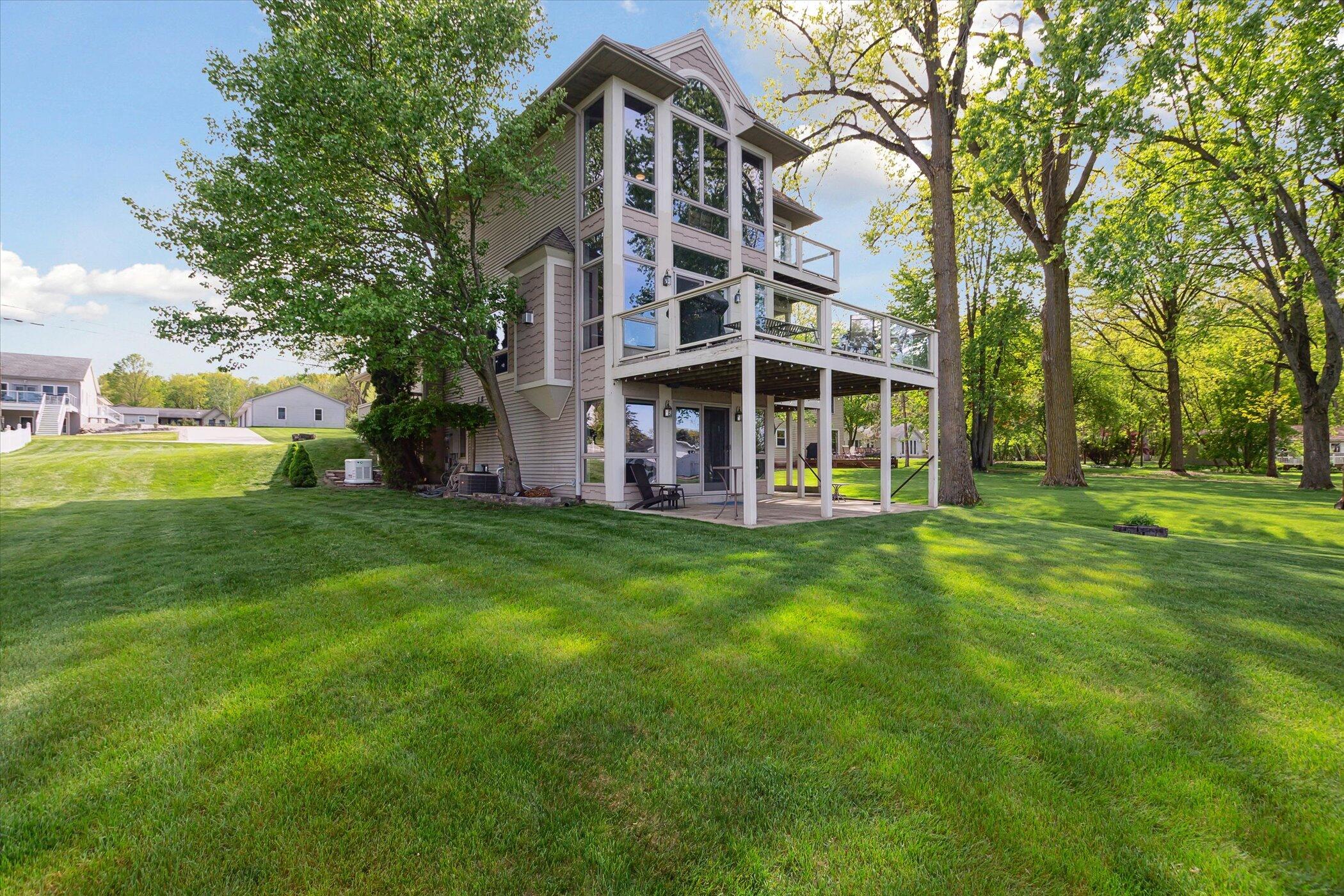 2490 Lakeview Drive