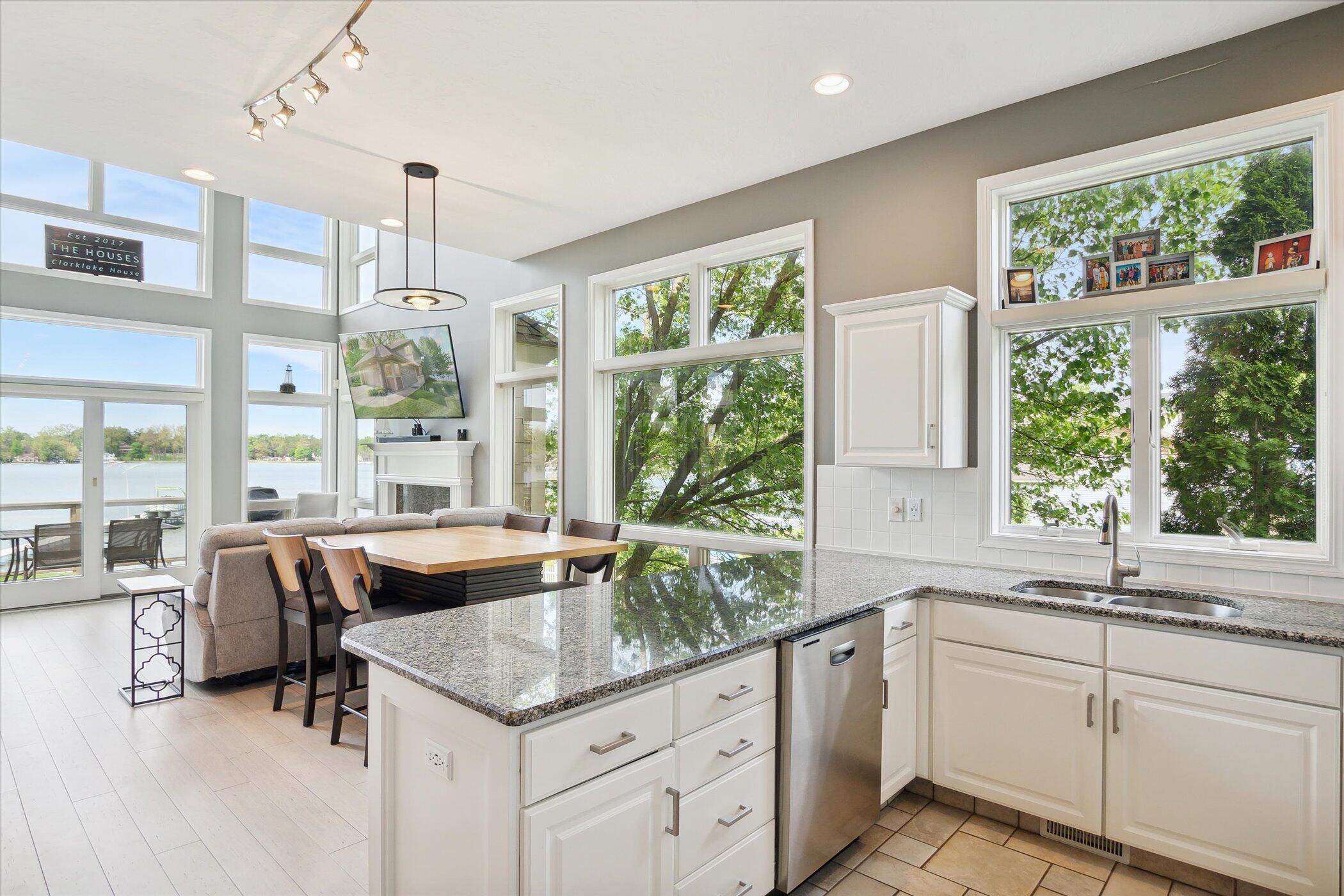 2490 Lakeview Drive