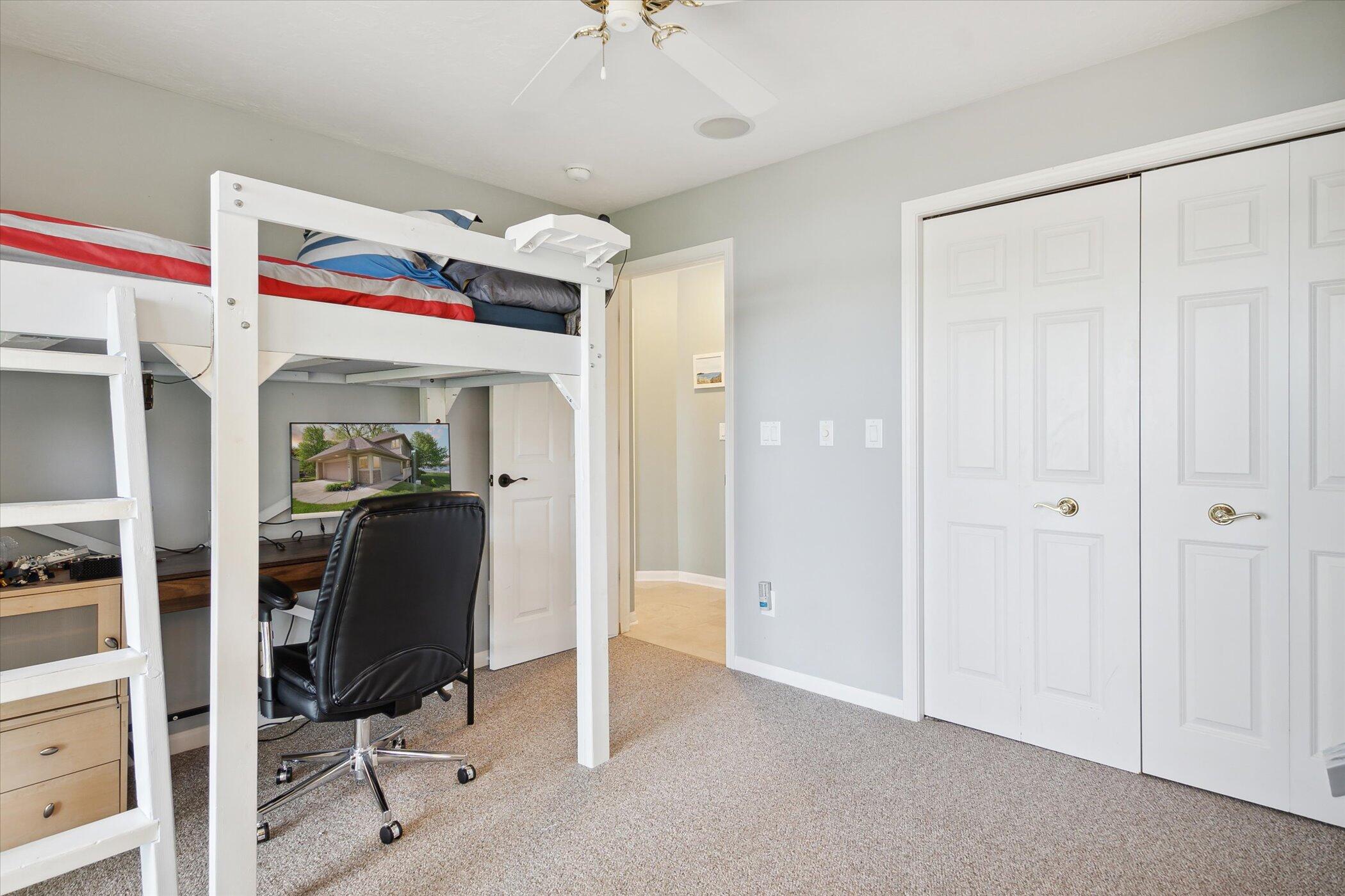 2490 Lakeview Drive