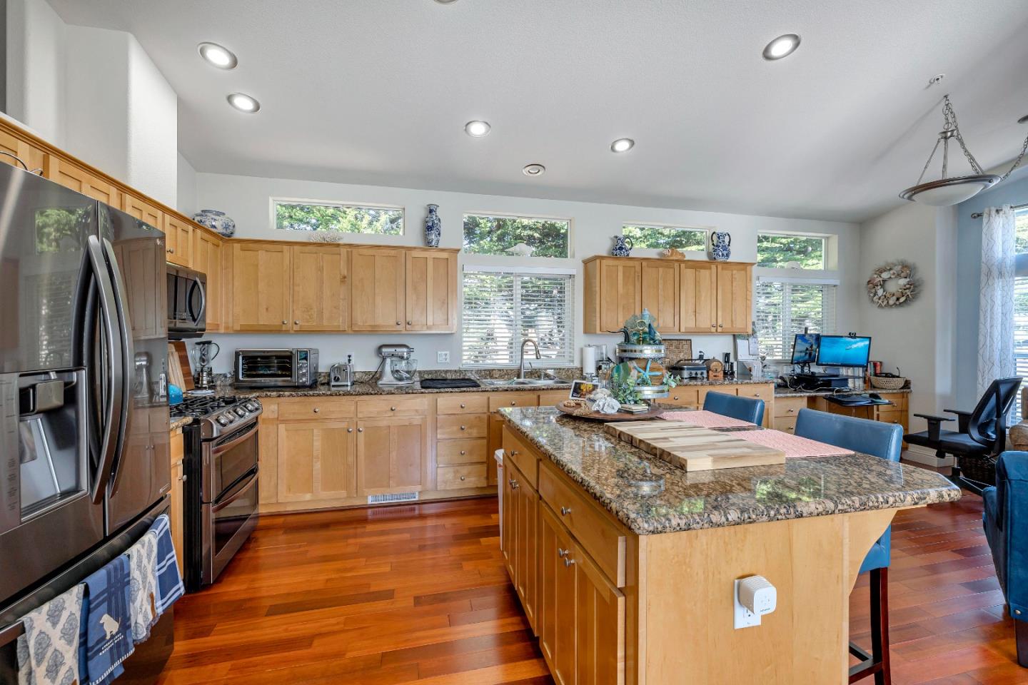 552 Filbert ST