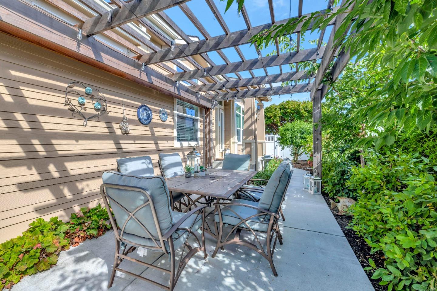 552 Filbert ST