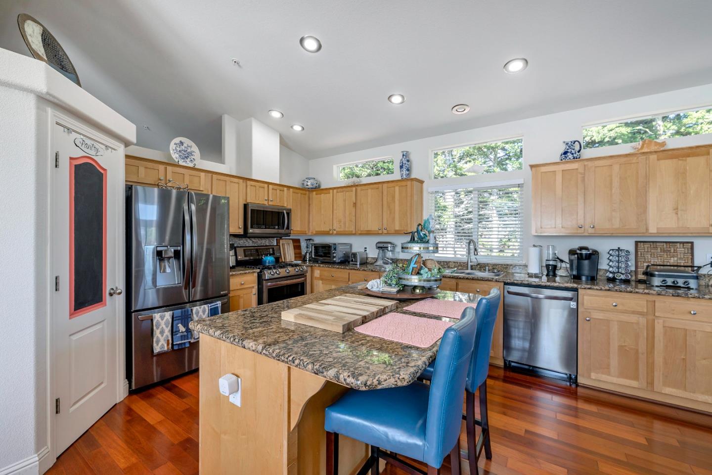 552 Filbert ST