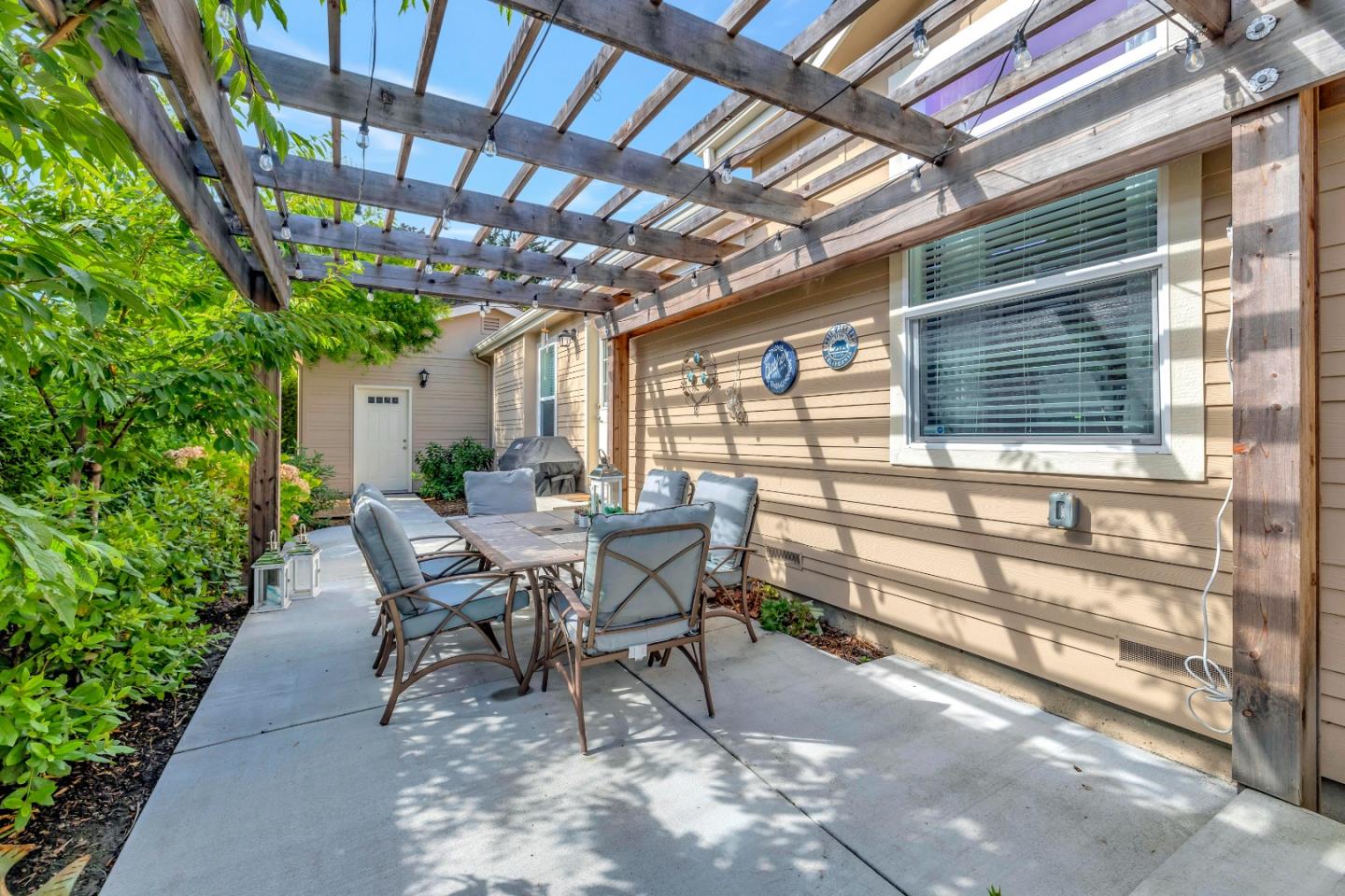552 Filbert ST