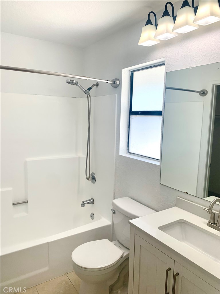 1380 W 48th Street 115