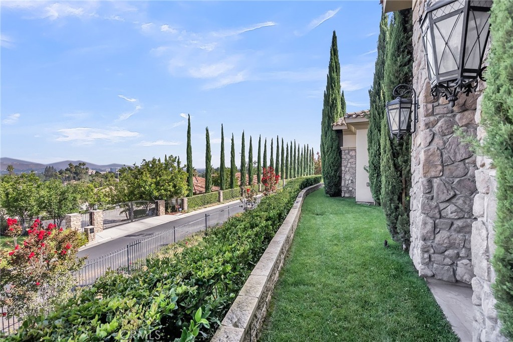 5662 Royal Ridge Court