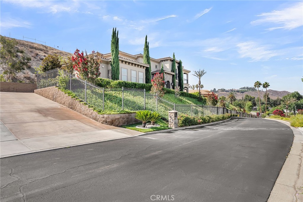 5662 Royal Ridge Court