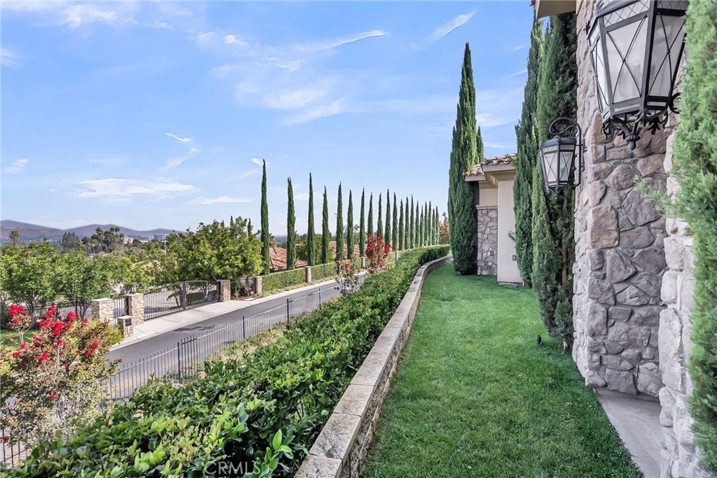 5662 Royal Ridge Court