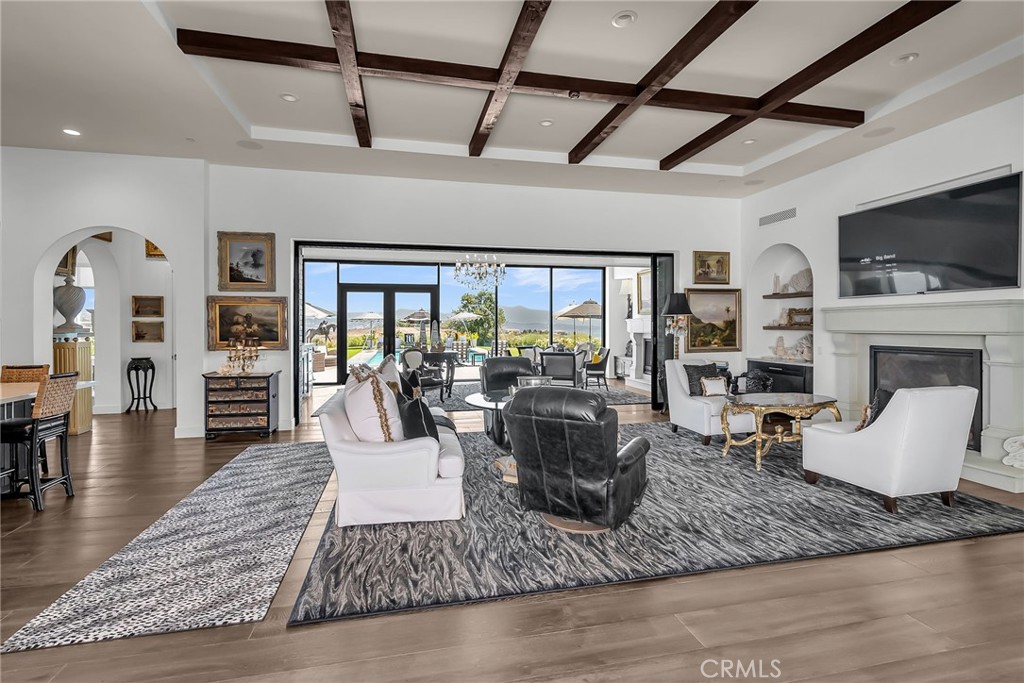 7420 Via Montecito