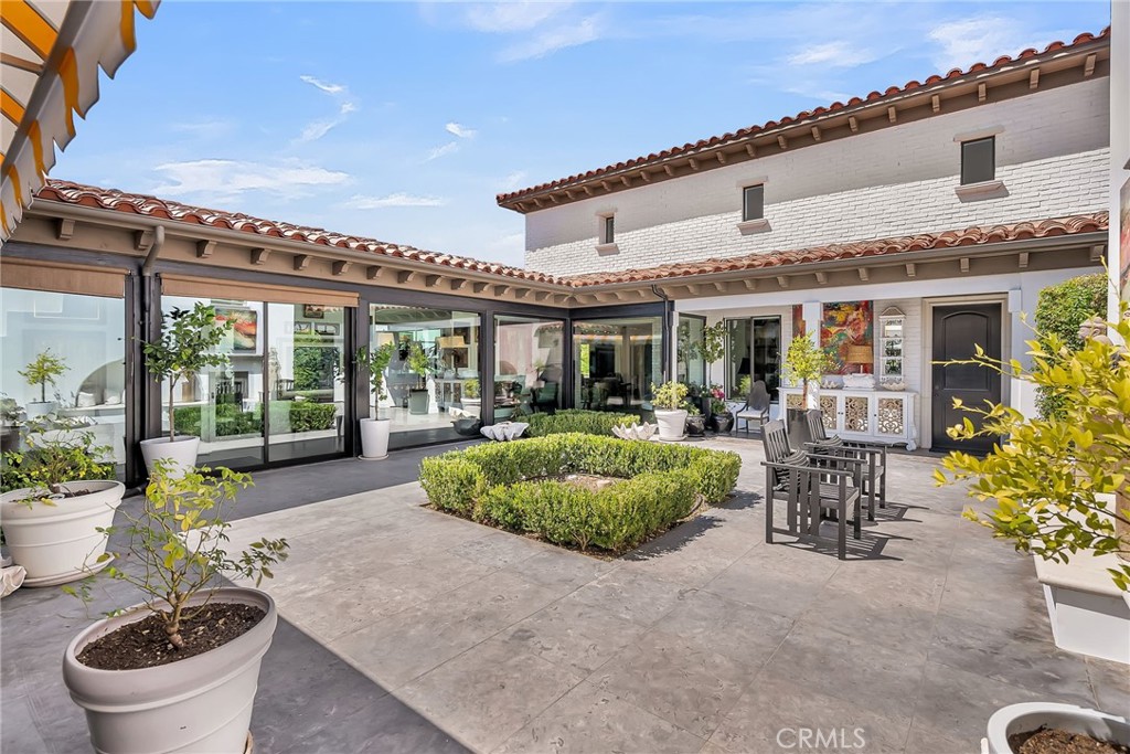 7420 Via Montecito