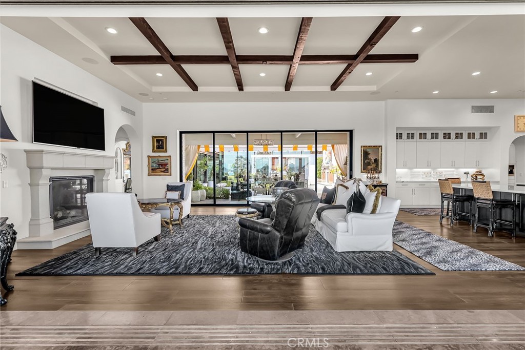 7420 Via Montecito
