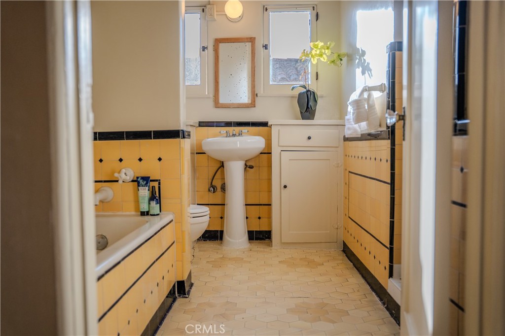 3564 Elmwood