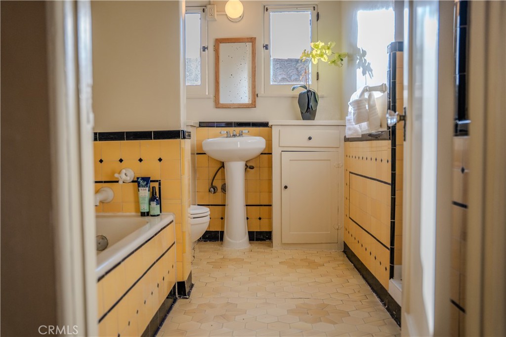 3564 Elmwood