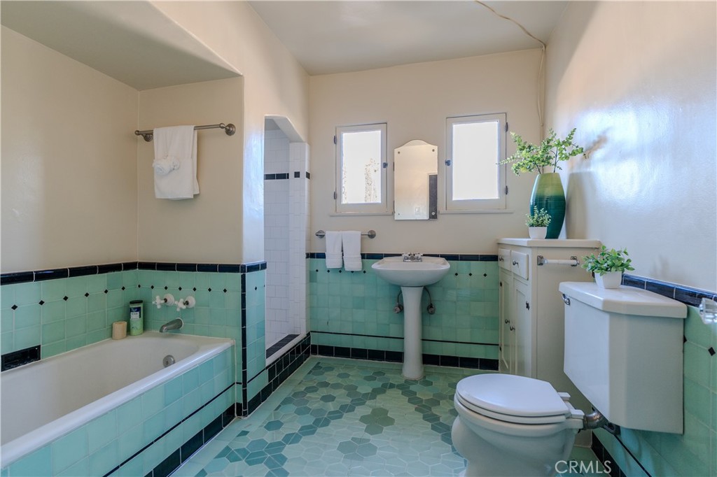 3564 Elmwood