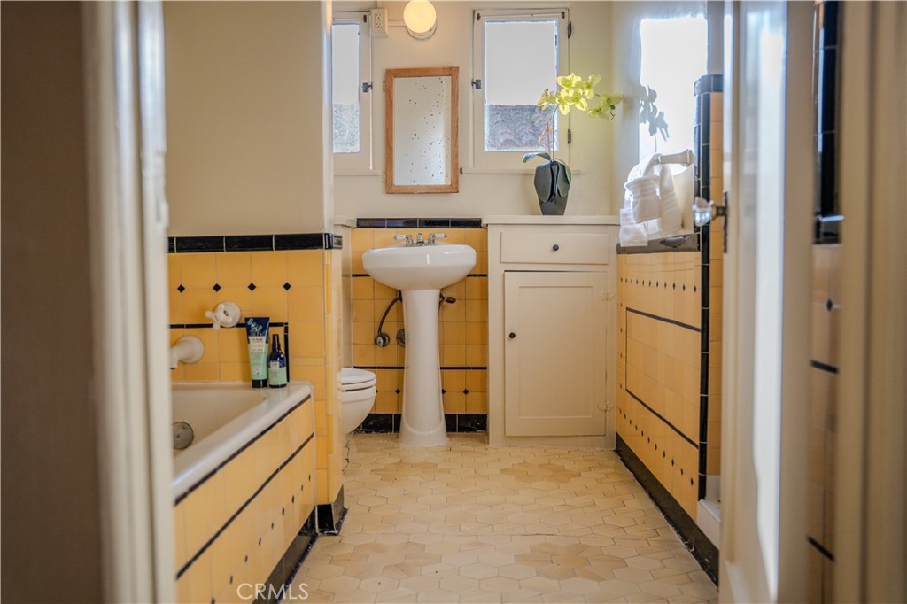 3564 Elmwood