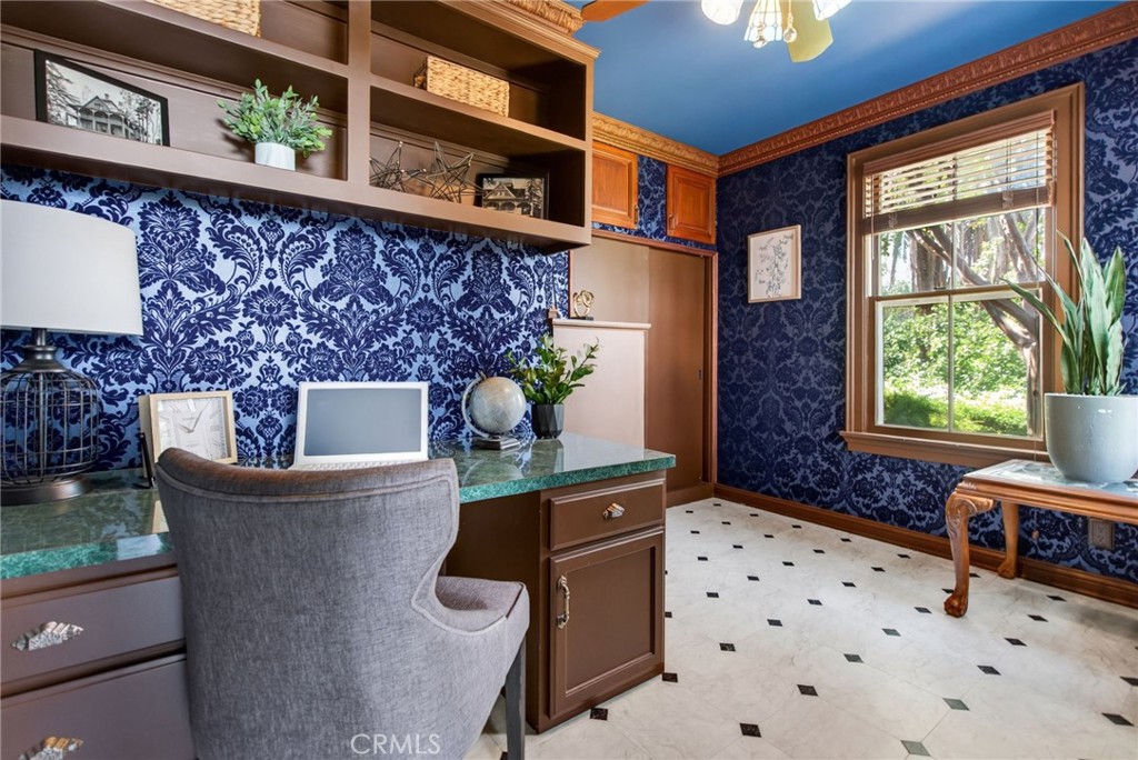 2812 Ivy