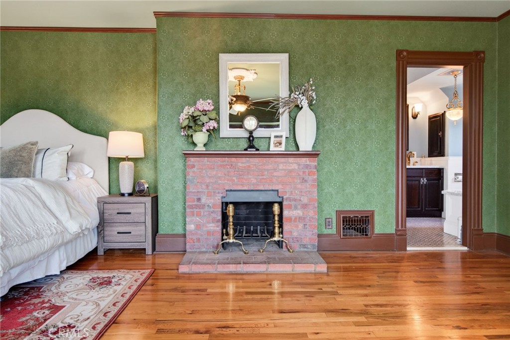 2812 Ivy