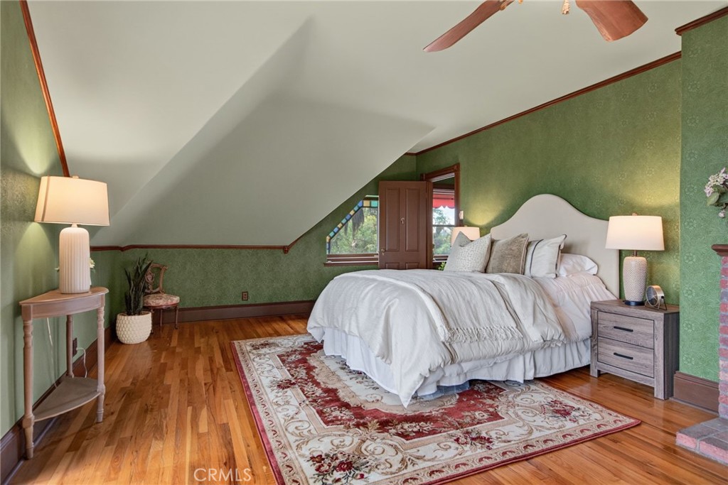 2812 Ivy