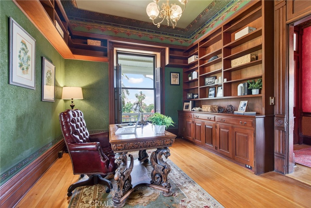 2812 Ivy