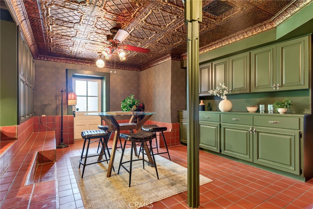 2812 Ivy
