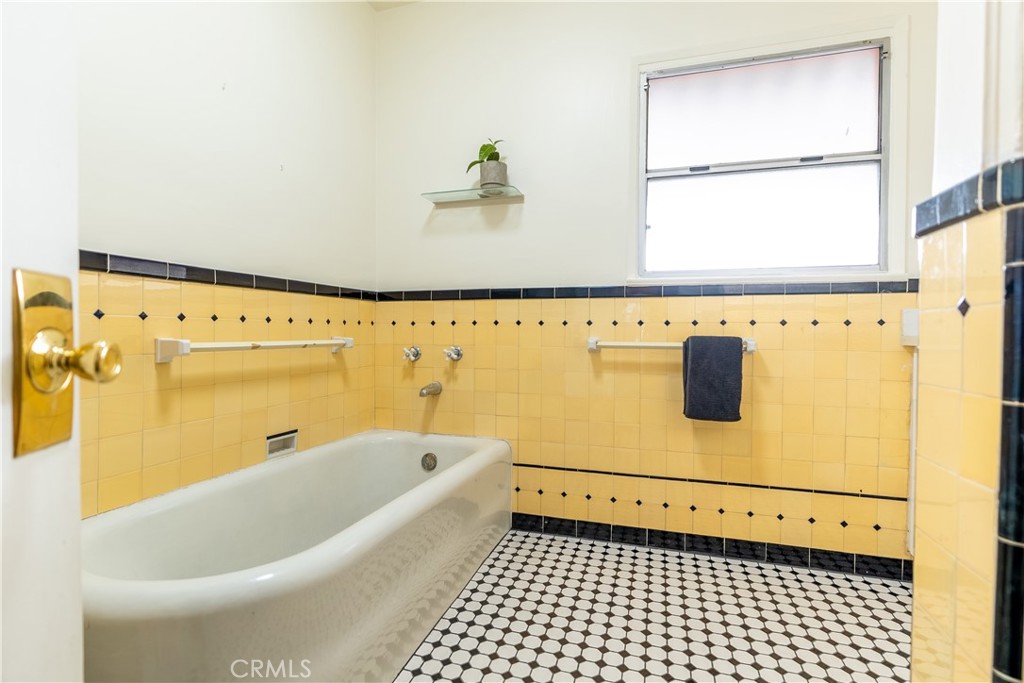 3556 Elmwood