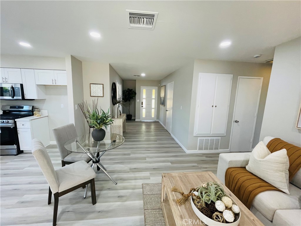 592 E Johnston Avenue