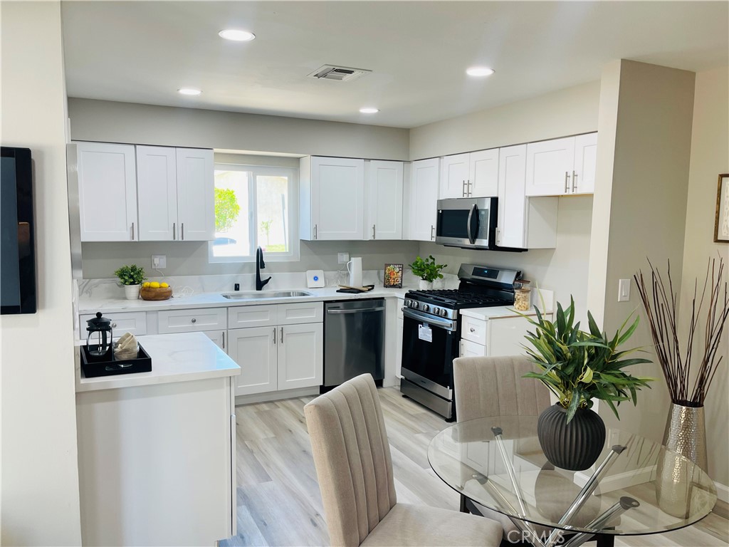 592 E Johnston Avenue