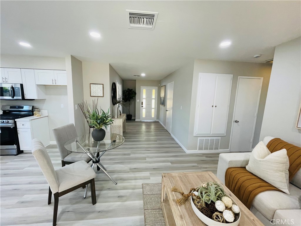 592 E Johnston Avenue