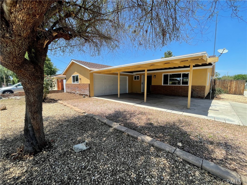 592 E Johnston Avenue