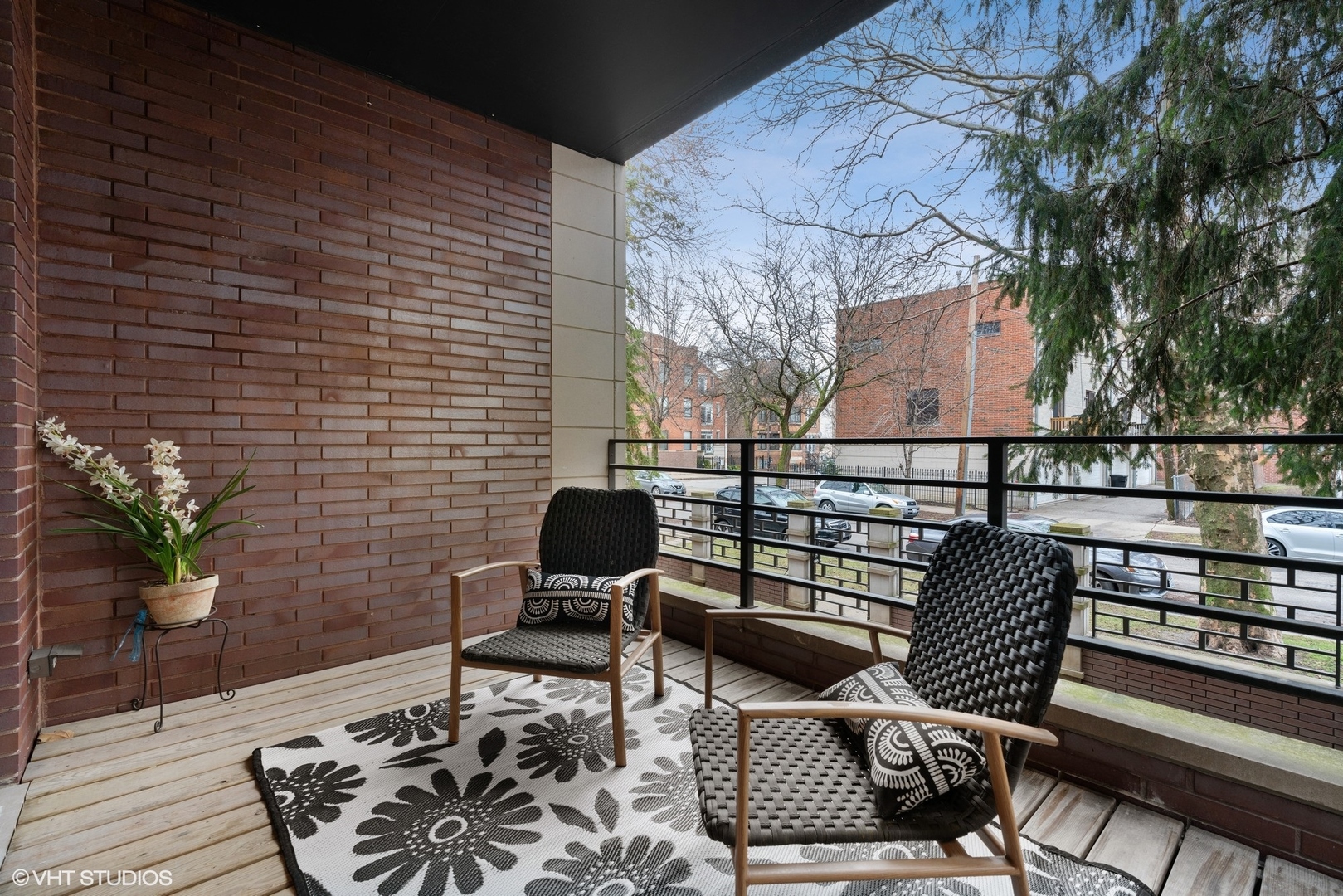 818 N WASHTENAW Avenue Unit: 1S