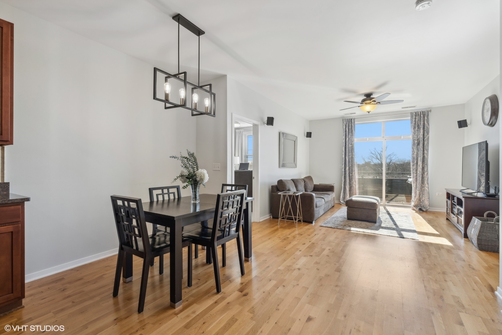 2143 W Wellington Avenue Unit: 403