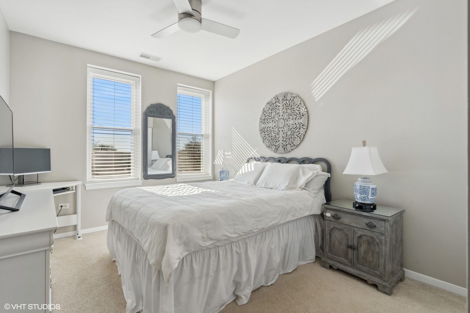 2143 W Wellington Avenue Unit: 403