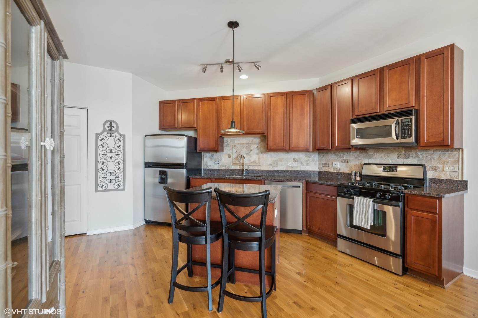 2143 W Wellington Avenue Unit: 403