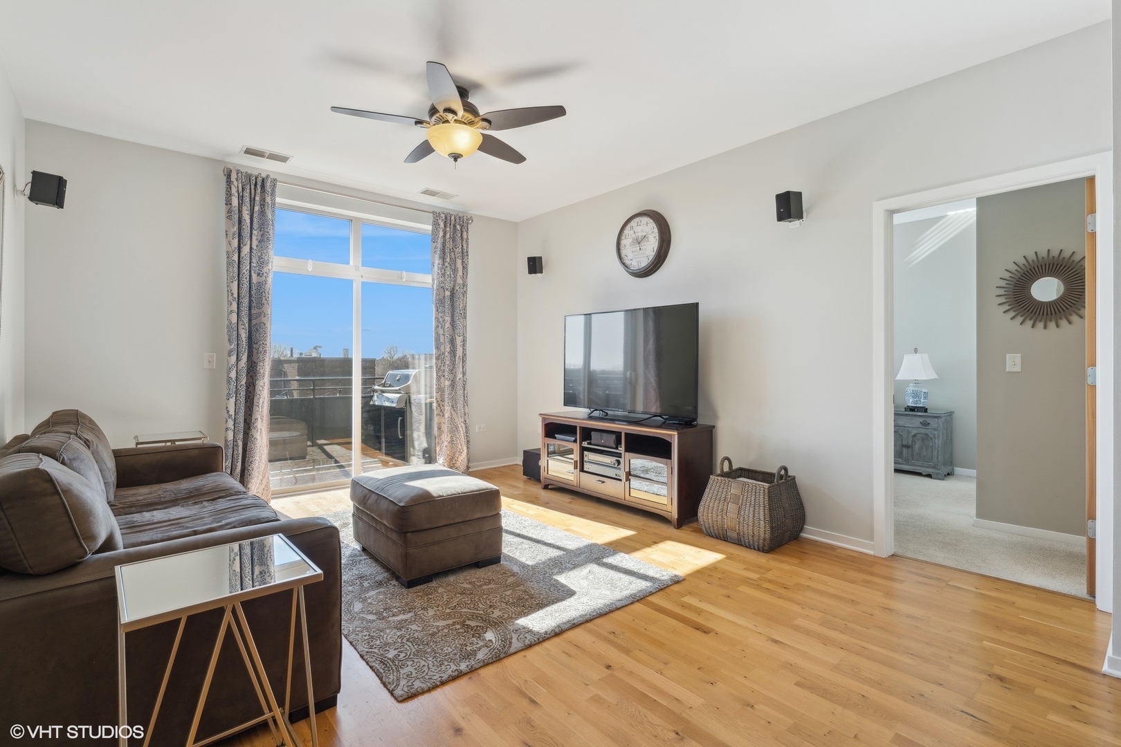 2143 W Wellington Avenue Unit: 403