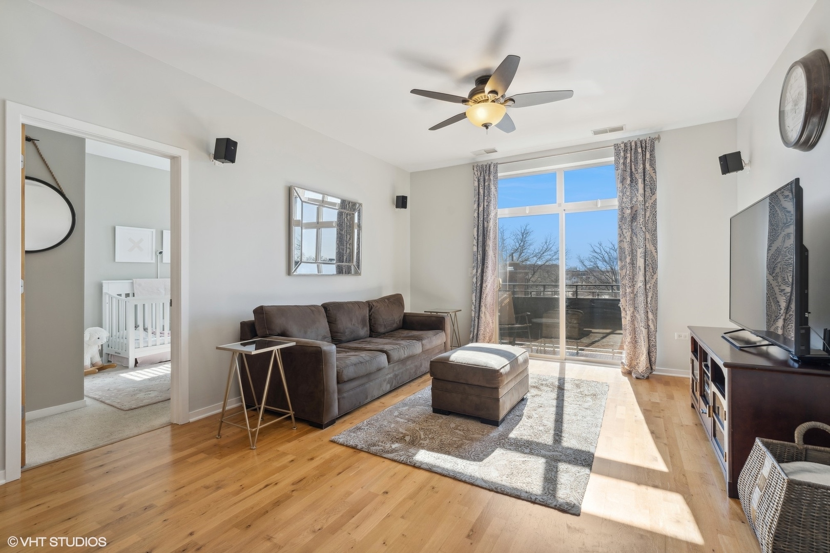 2143 W Wellington Avenue Unit: 403
