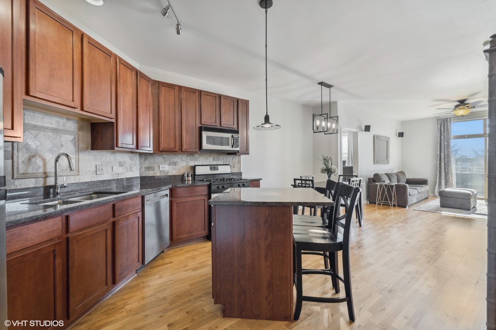 2143 W Wellington Avenue Unit: 403