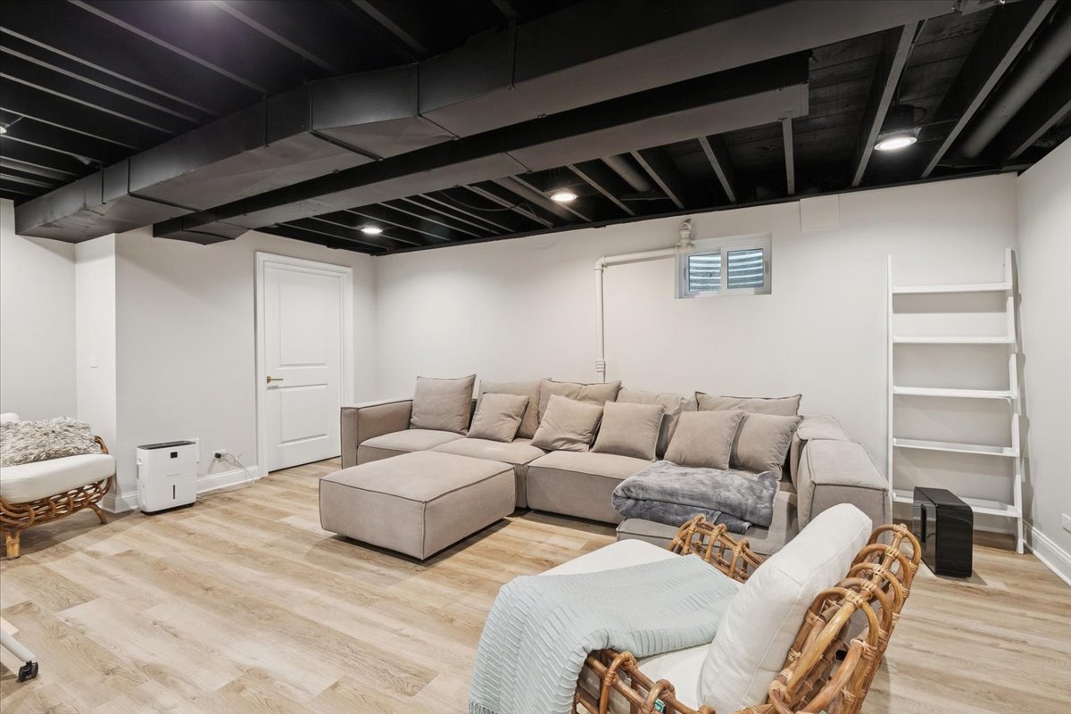 818 Valley Road