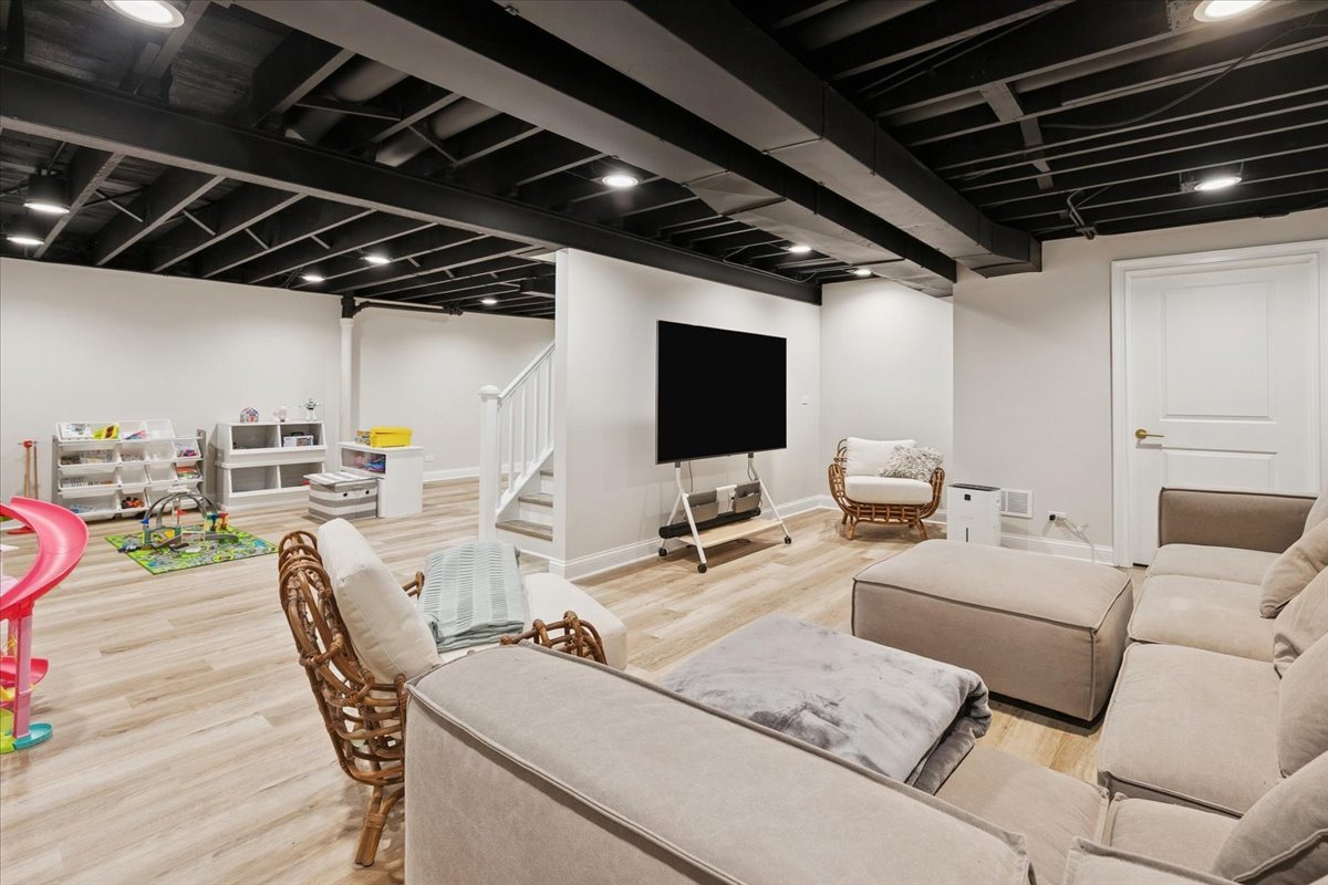 818 Valley Road