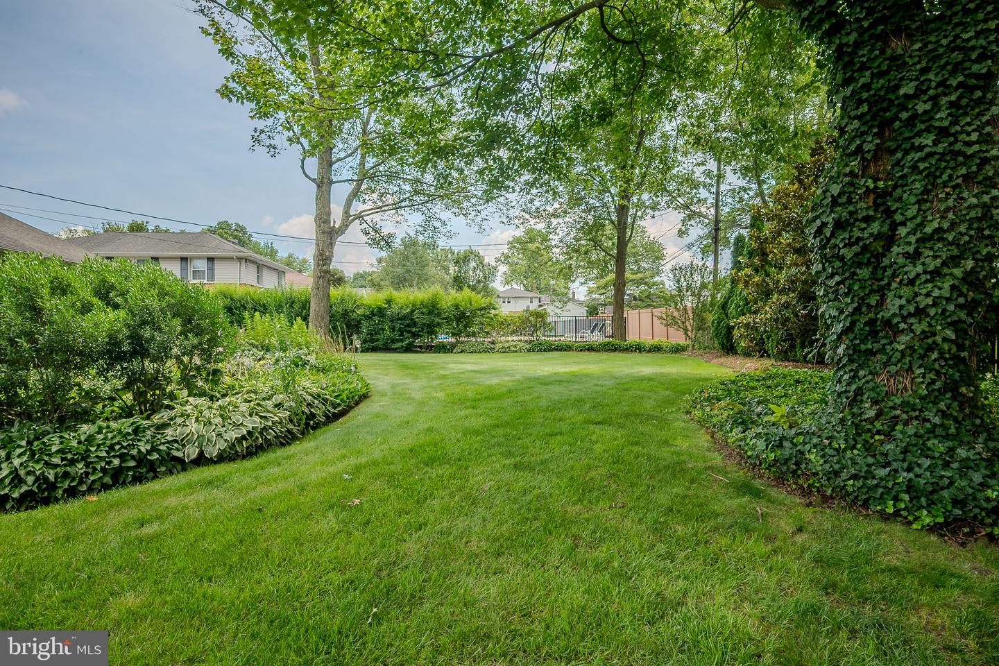 2406 Larchwood Rd