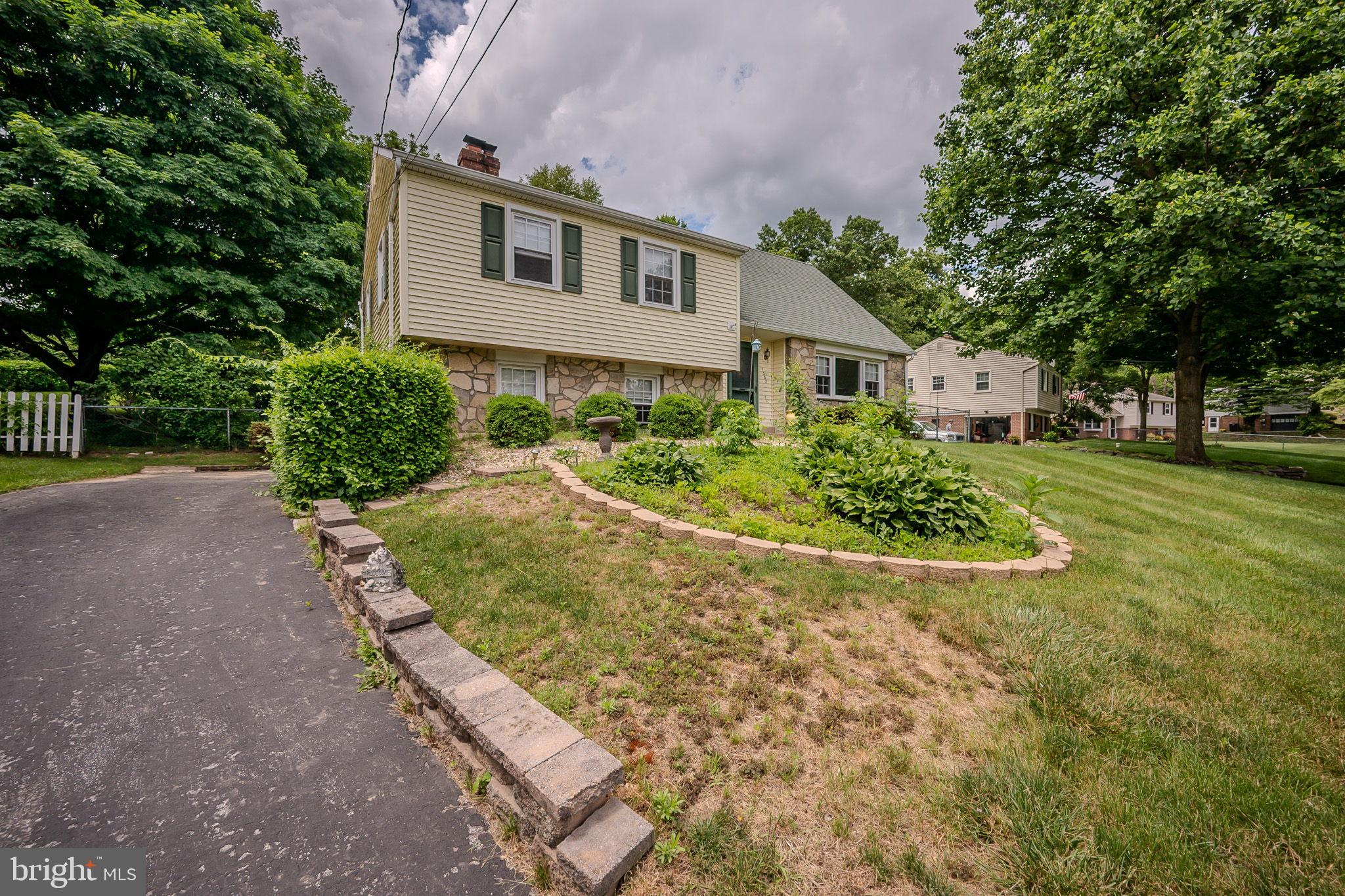 1302 Greentree Ln