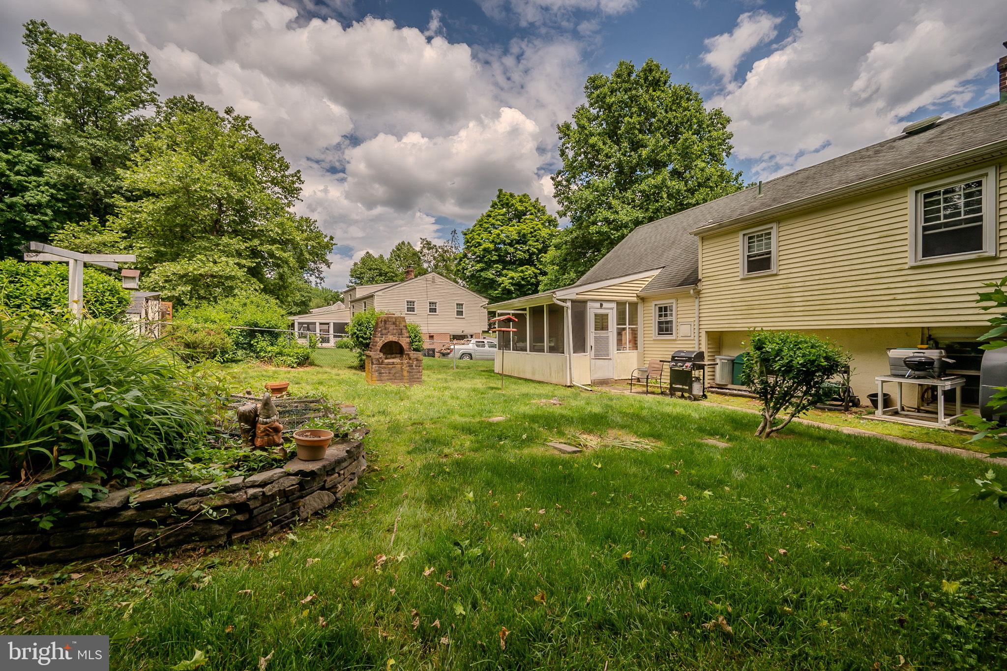 1302 Greentree Ln