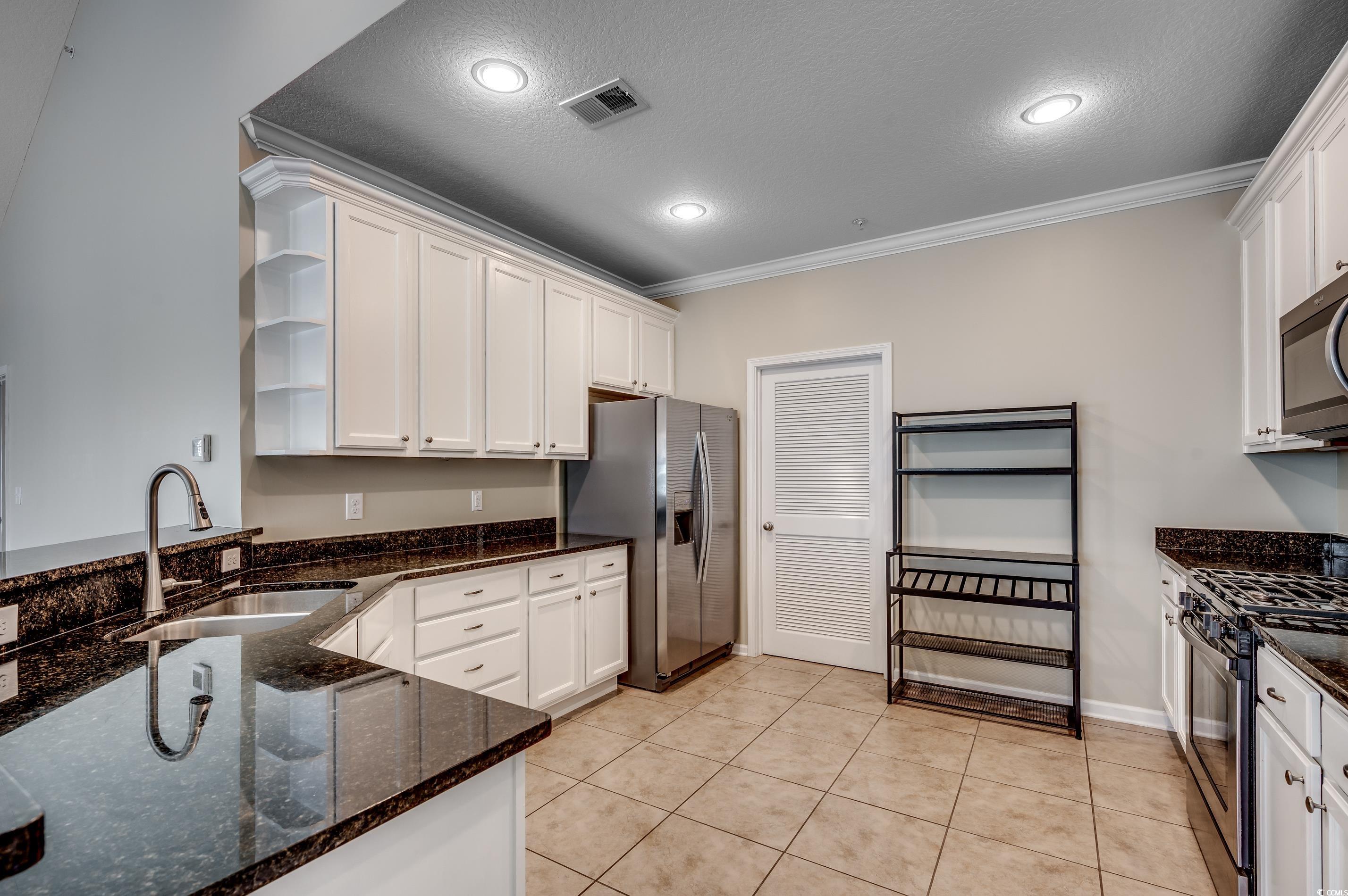 700 Sunnyside Dr. Unit: 201