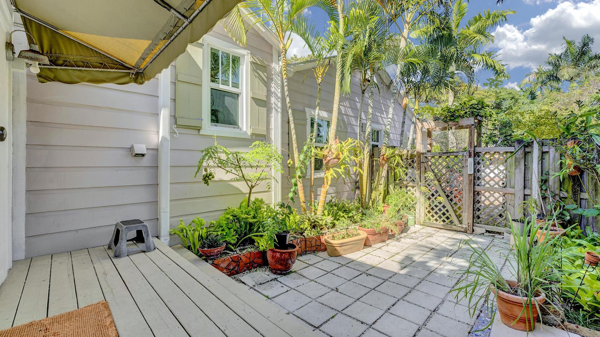 42 Palm Square