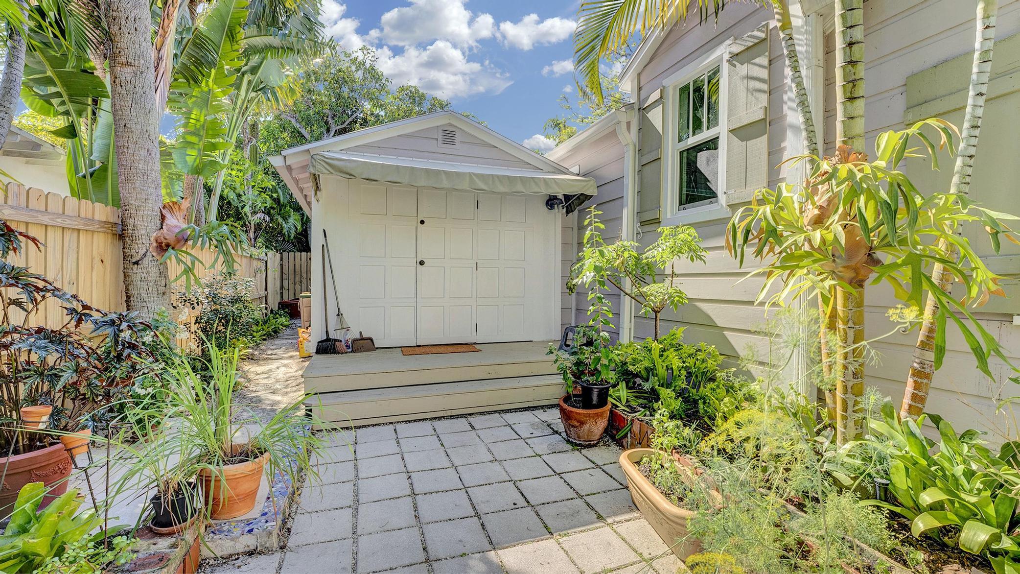 42 Palm Square