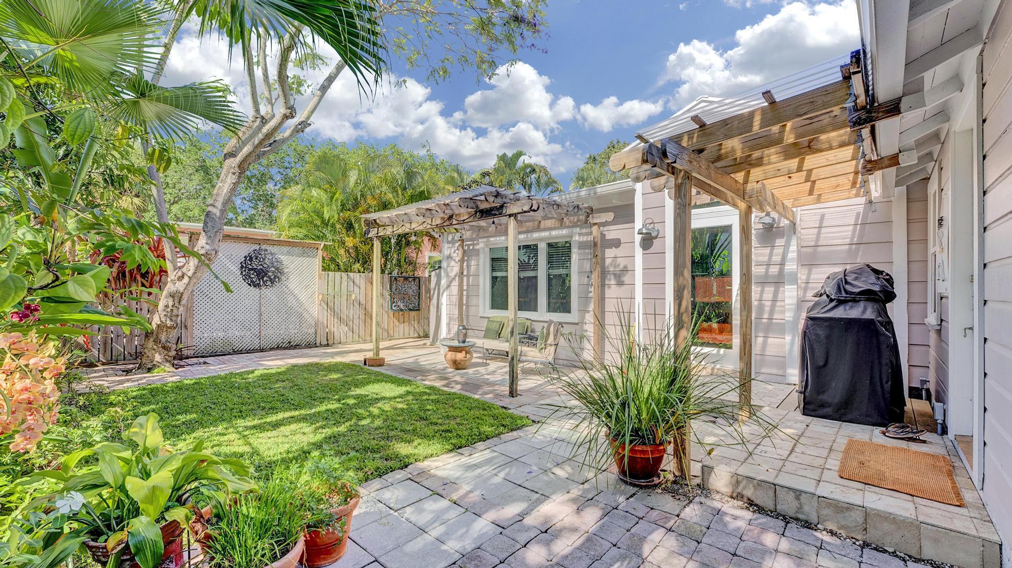 42 Palm Square
