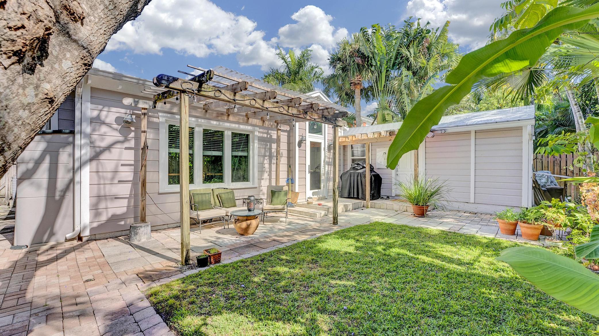 42 Palm Square