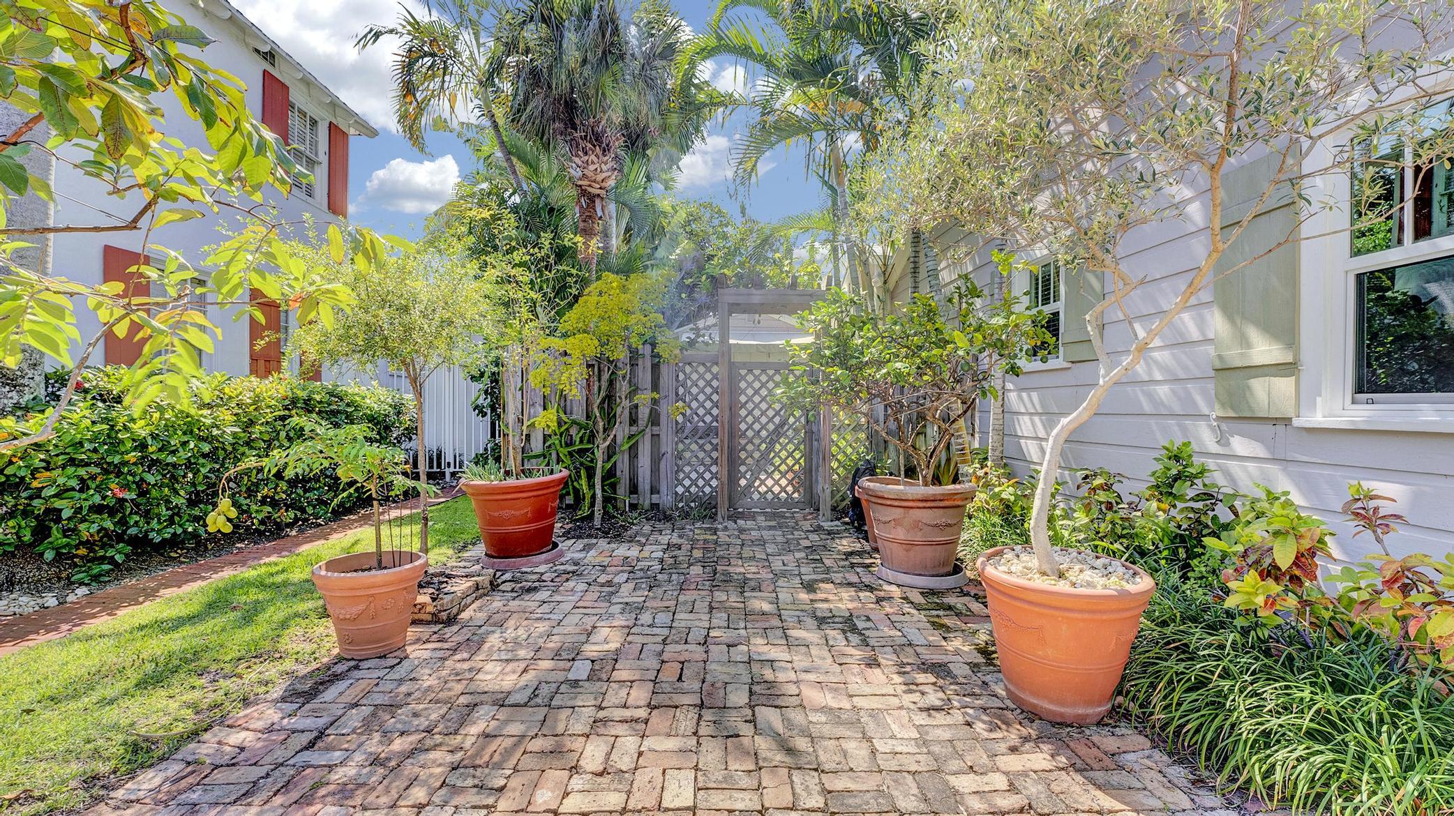 42 Palm Square