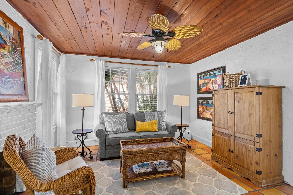 102 SE 7th Avenue Villa 3