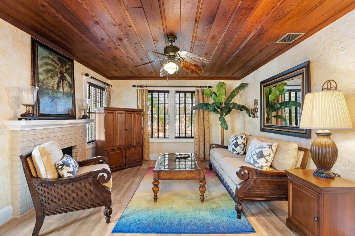 102 SE 7th Avenue Villa 4